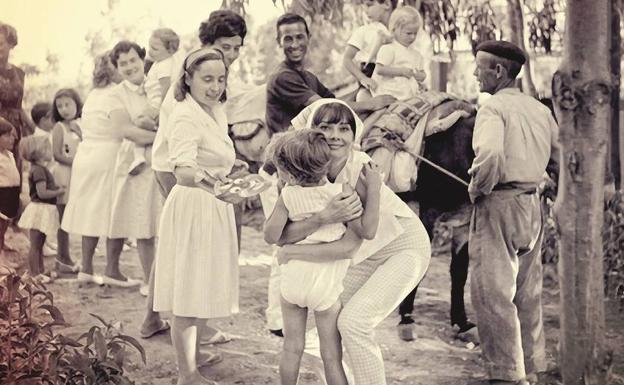 Audrey Hepburn abraza a su hijo Sean, fruto de su matrimonio con Mel Ferrer. 