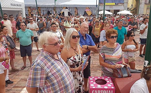 Minuto de silencio guardado en la plaza de la Constitución, en plena feria.