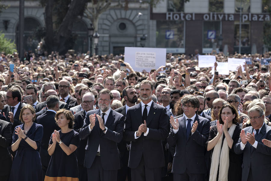 Centenares de personas se concentran en Barcelona para rechazar el atentado terrorista.