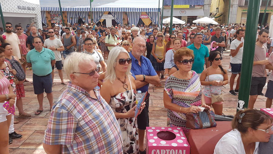 Minuto de silencio en la plaza de la Constitución, durante la Feria de Málaga capital.