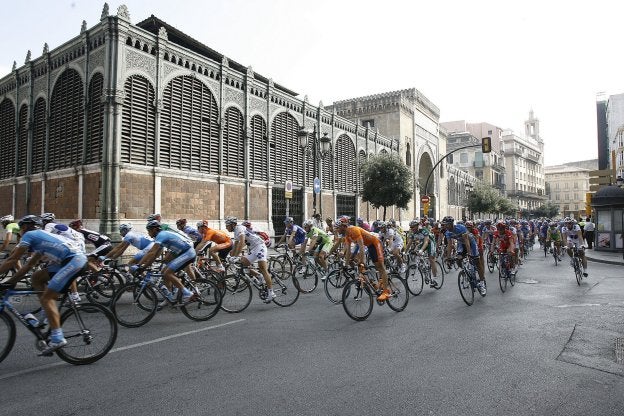 Los ciclistas de La Vuelta, a su paso por el mercado de Atarazanas en 2006. 