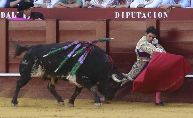 Cayetano iniciando la faena sentado en el estribo del tendido ocho