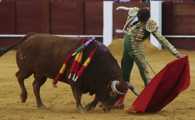 Ginés Marín toreando al natural al tercer toro de la tarde en La Malagueta.