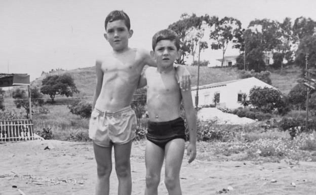 Antonio Banderas y su hermano Chico también veranearon un par de años en Benajarafe, donde la familia alquiló la casa rural la Gallina Blanca.