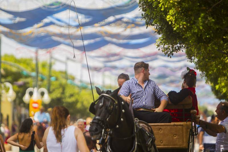 Miles de personas disfrutan del sábado en el recinto de Cortijo de Torres de día