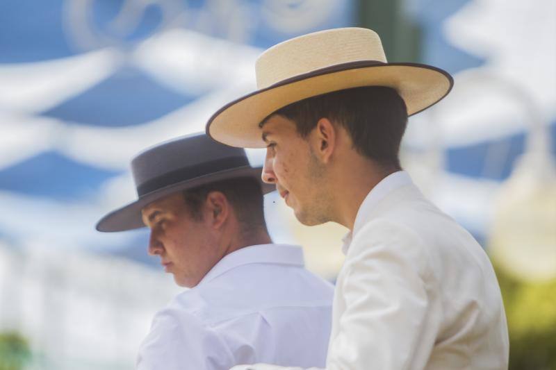 Miles de personas disfrutan del sábado en el recinto de Cortijo de Torres de día