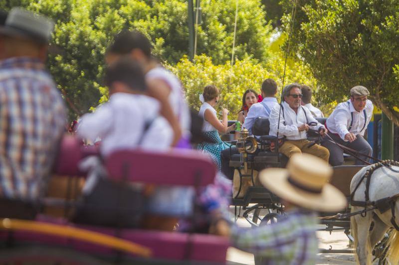 Miles de personas disfrutan del sábado en el recinto de Cortijo de Torres de día