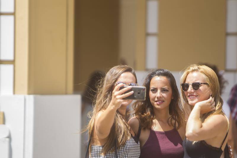 Miles de personas disfrutan del sábado en el recinto de Cortijo de Torres de día