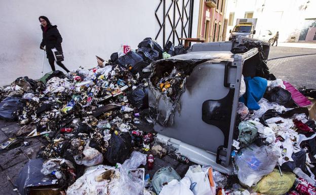 Basura acumulada en Málaga durante las protestas de los operarios en marzo de 2016.