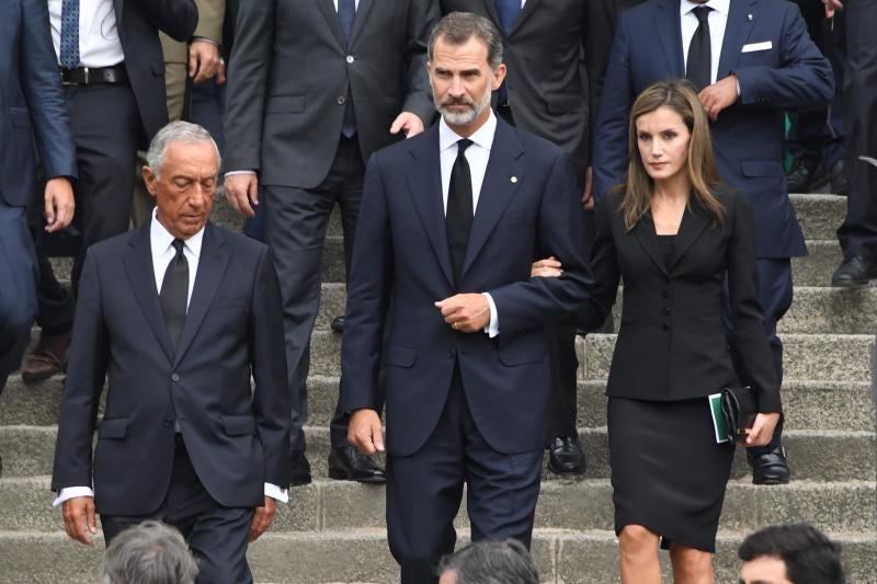 Los Reyes, Rajoy y Puigdemont presiden una ceremonia de homenaje por los atentados en Barcelona y Cambrils