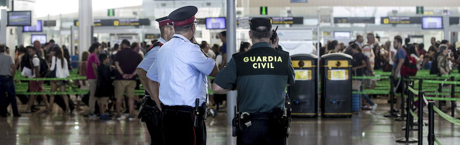 La Guardia Civil se encarga de coordinar la seguridad de los pasajeros en el aeródromo barcelónes de El Prat.