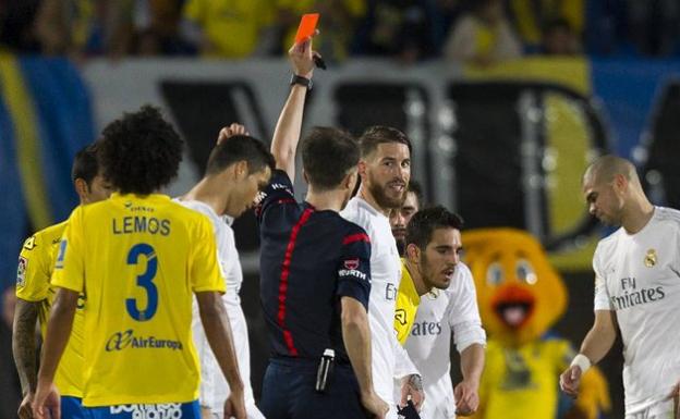 Ramos mira a Fernández Borbalán en el estadio Insulart tras ser expulsado.