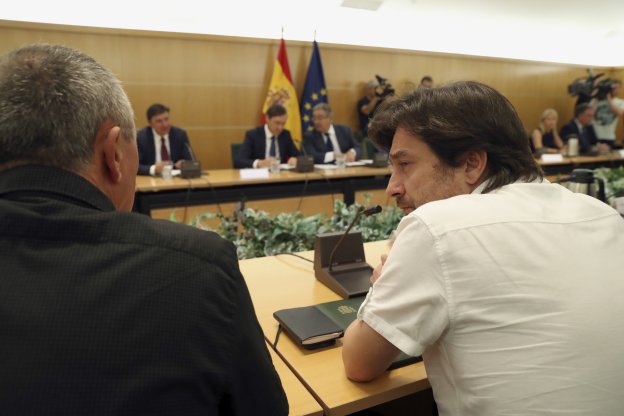 El diputado de Podemos, Rafael Mayoral, ayer, durante el encuentro del pacto antiyihadista :: J.J.Guillén / Efe