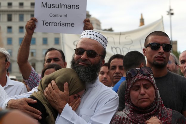 Un grupo de musulmanes se concnetró ayer en Barcelona en repulsa por los atentados. :: s. pérez / reuters