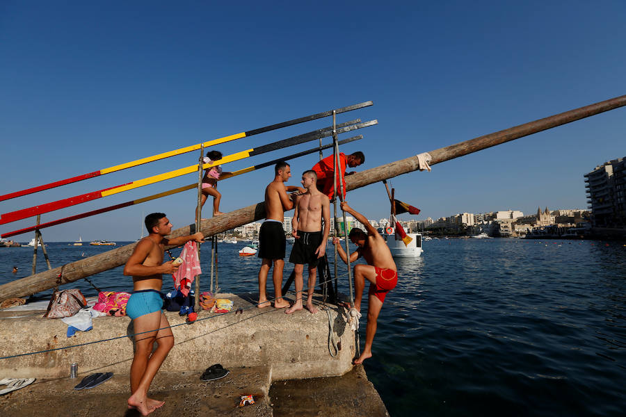 Se trata de alcanzar una bandera situada en la 'gostra', un poste cubierto de manteca de cerdo, durante las celebraciones de la festividad religiosa de San Julián, patrón de la localidad del mismo nombre, en Malta.