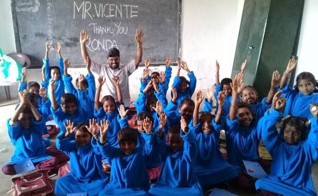 Niños del orfanato agradecen la ayuda recibida desde Ronda. 