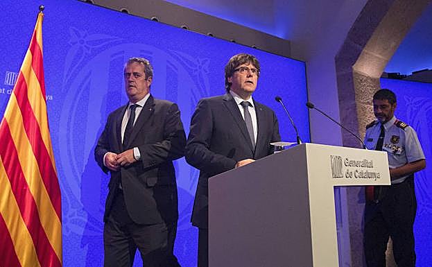 Forn, Puigdemont y Trapero en una rueda de prensa.