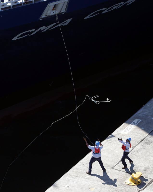 El portacontenedores marca un récord al ser el más grande que pasa por esta vía