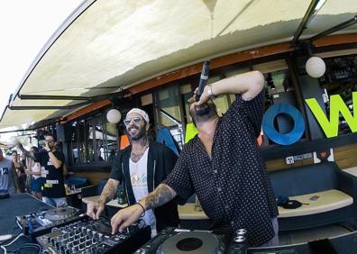 Imagen secundaria 1 - Arriba, los chiringuitos organizan eventos diurnos. Abajo, a la izquierda, los dj’s Les Castizos. A la derecha, tacos en La Playa Summer.