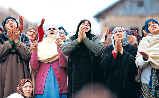 Mujeres musulmanas rezan en una celebración religiosa en Srinagar, en el Estado indio de Cachemira.