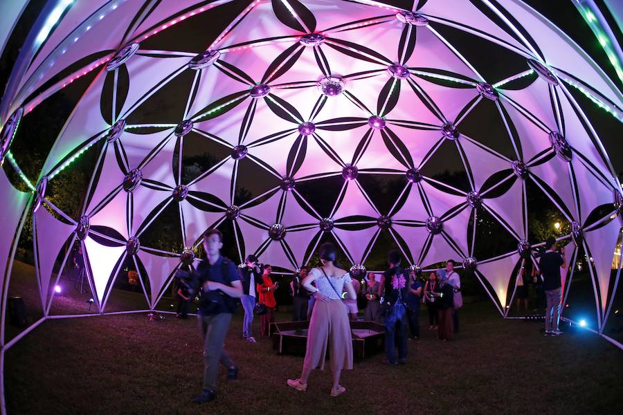 El evento más famoso del mes de agosto que reune a miles de personas en las calles del centro de la ciudad. Espectáculos y decorados de luces llamativas durante todo el fin de semana