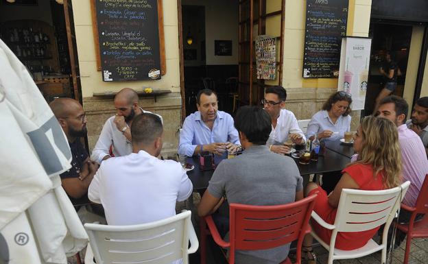 Ruiz Espejo, en el centro, en la reunión de este jueves. 