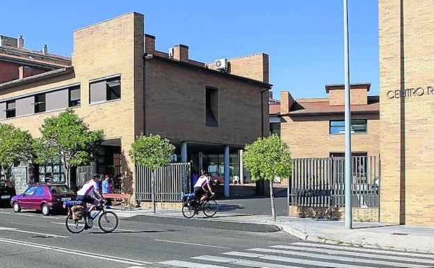 Los dos ciclistas, a su llegada a las instalaciones de AFA Salamanca.