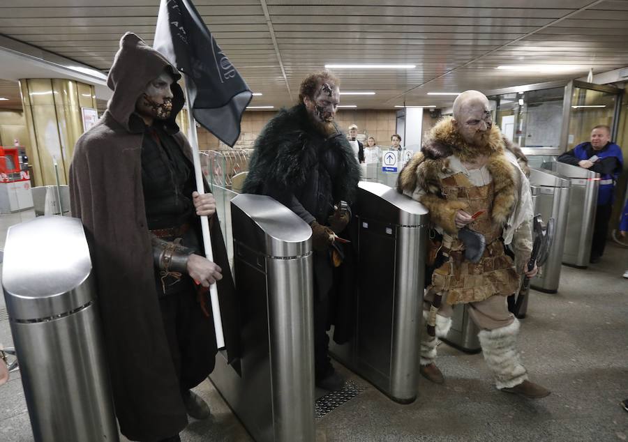 Varias personas se transforman en los Caminantes Blancos de la serie HBO 'Juego de Tronos' y pasean por el metro de Moscú para celebrar los últimos episodios de la séptima temporada 