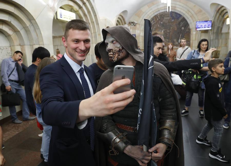 Varias personas se transforman en los Caminantes Blancos de la serie HBO 'Juego de Tronos' y pasean por el metro de Moscú para celebrar los últimos episodios de la séptima temporada 