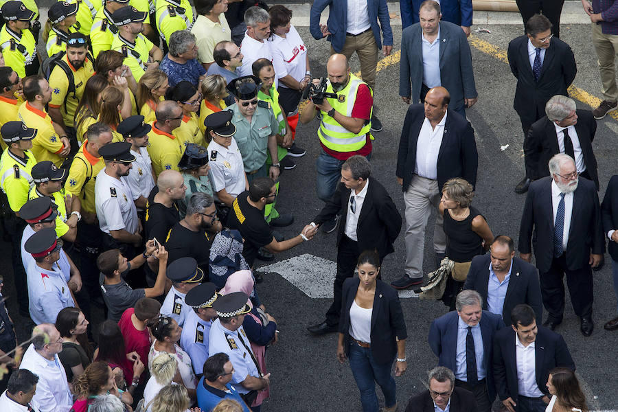 Miles de personas desbordan el paseo de Gràcia y el centro de Barcelona en una manifestación contra el terrorismo tras los atentados de la semana pasada, una protesta bajo el lema "No tinc por" (No tengo miedo) a la que asiste el Rey, el presidente del Gobierno, Mariano Rajoy, y los presidentes autonómicos, entre otras autoridades. 