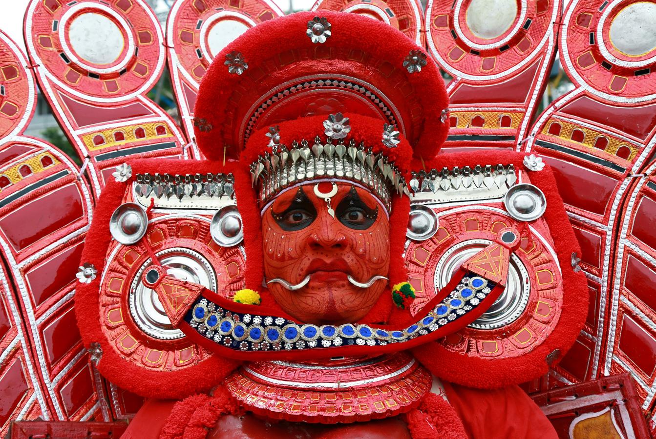 Los colores inundan la imagen en la que aparece un bailarín vestido con los trajes de confección propios de los hindús. En ella, se refleja el inicio del festival de la vendimia anual de Onam en Kochi en la India, donde los festejos se llenan de color con desfiles de danza en homenaje al rey Mahabalí. 