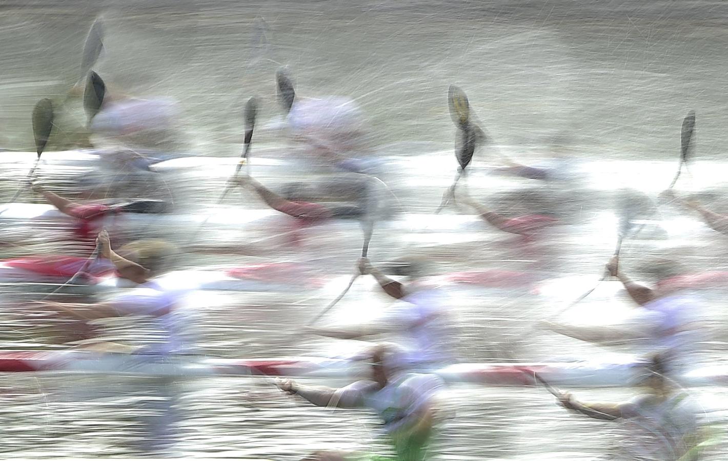 Piragüistas a una velocidad de vértigo compiten en la categoría de K4 500m masculino, durante el Mundial de Piragüismo de Esprint que se celebra en Racice. La fotografía destaca por el increíble efecto que se produce por la velocidad a la que se alcanza en un deporte que cada vez cuenta con más participantes.