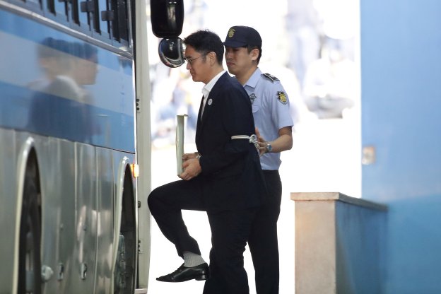 Condenado. Lee Jae-yong sube al autobús que le conducirá a la cárcel, tras oír la sentencia. :: reuters
