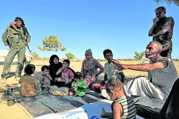 Una familia huida de Raqqa descansa en su camino a un campo de refugiados. :: Zohra Bensemra / reuters