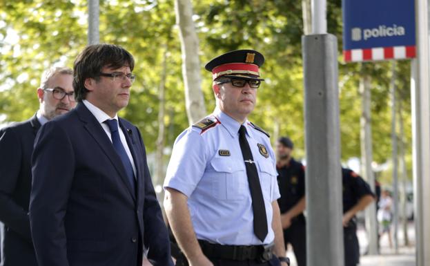El presidente de la Generalitat, Carles Puigdemont (i.).