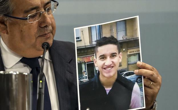 El ministro de interior con una foto de Younes Abouyaaqoub, autor del atropello mortal en las Ramblas, radicalizado en España por un imán.