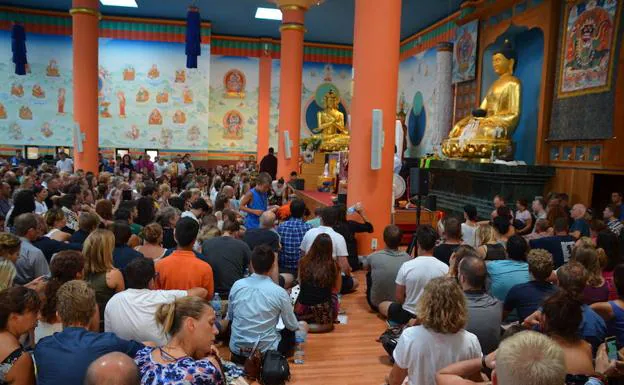La ‘Gompa’, o sala de meditación, el pasado sábado repleta de personas rezando, procedentes de 62 países.