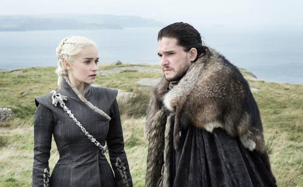 Emilia Clarke y Kit Harington encarnan a Daenerys Targaryen y Jon Snow. 