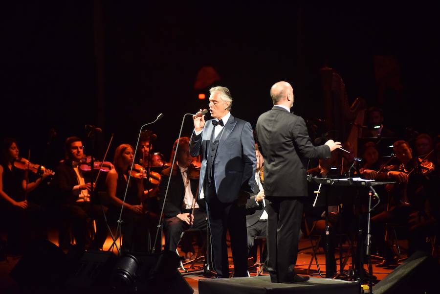 Andrea Bocelli llenó la cantera de Nagüeles con su voz en una noche en la que estuvo acompañado en Starlite por la Orquesta Sinfónica de Málaga.