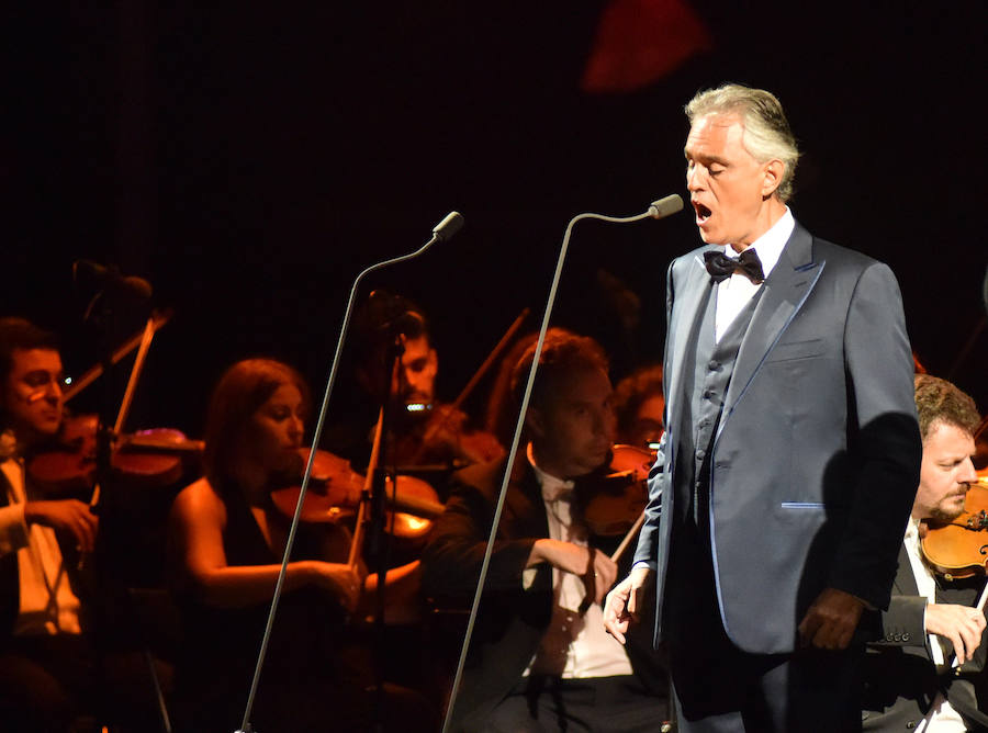 Andrea Bocelli llenó la cantera de Nagüeles con su voz en una noche en la que estuvo acompañado en Starlite por la Orquesta Sinfónica de Málaga.