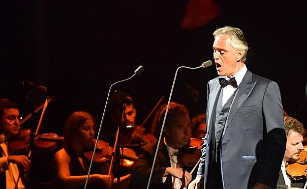 Andrea Bocelli dividió su recital en dos partes con estilos bien diferenciados.