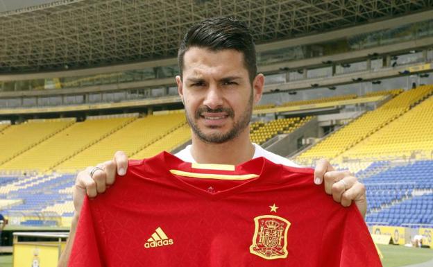 Vitolo posa con la camiseta de la selección española. 