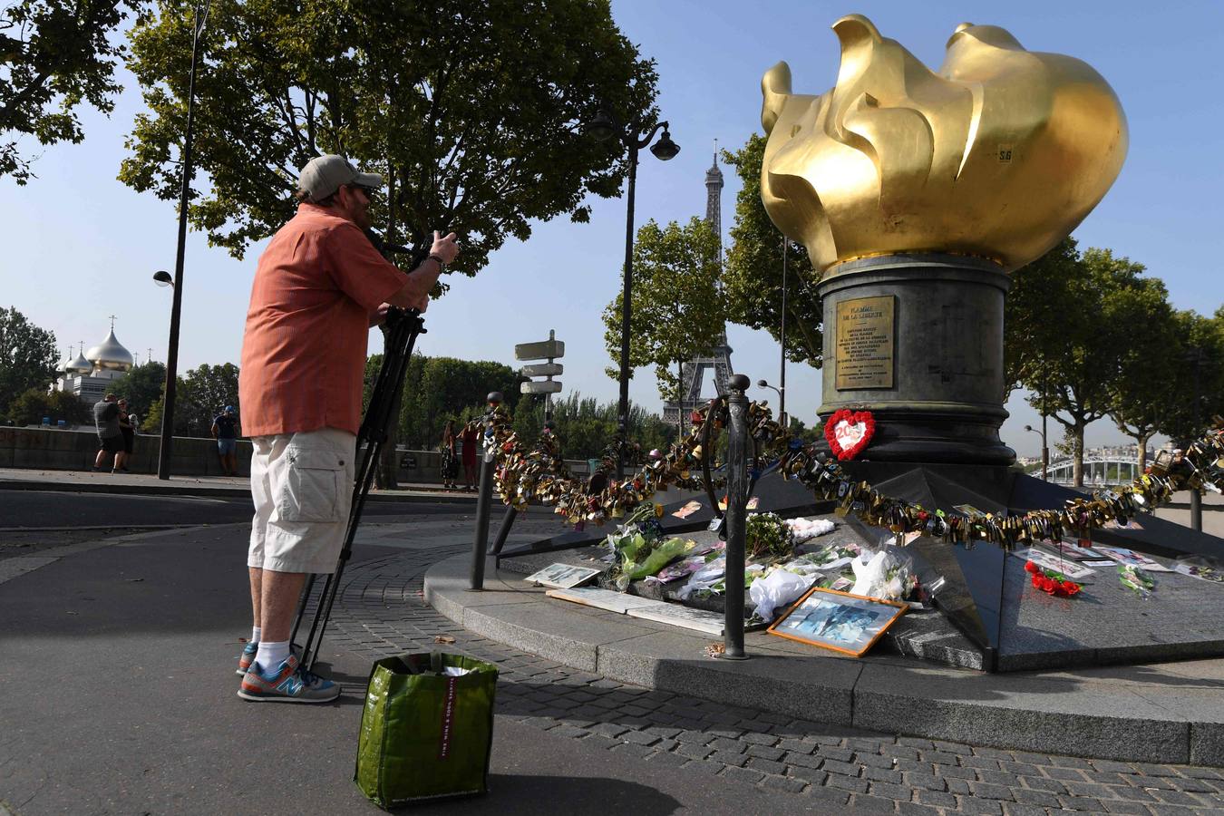 Esta llama, como la que tiene la estatua de la Libertad en Nueva York, se ha convertido en el lugar de tributo a la princesa Diana. El aniversario de su muerte se celebra dentro de dos días. Se cumplen ya 20 años.