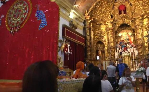 Algunos creyentes levantan la estatua de hindú Ganesh.