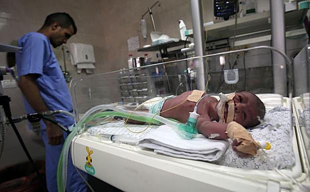 Un bebé en la UCI pediátrica del principal hospital de Gaza. Los médicos aseguran que necesitarían el triple de incubadoras para atender las necesidades actuales.