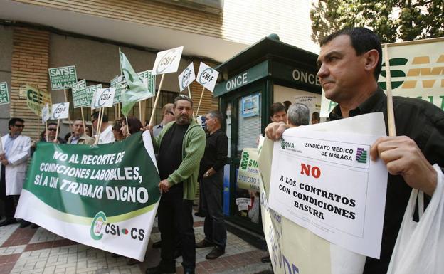Imagen de archivo de una protesta anterior de médicos en Málaga. 