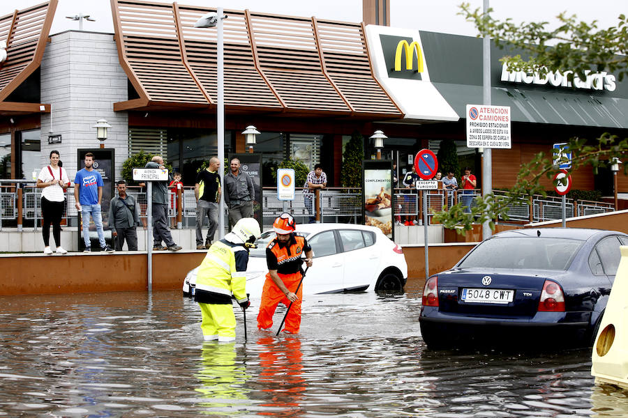 Dos coches fueron arrastrados por el agua en el polígono industrial de Antequera.