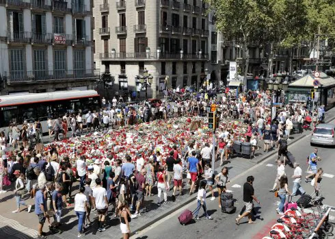 LA RAMBLA SE QUEDA SIN OFRENDAS A LAS VÍCTIMAS 