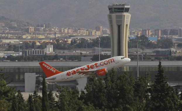 Un vuelo despega en el aeropuerto de Málaga.