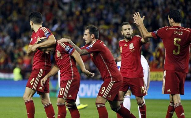 Los jugadores de la selección celebran uno de sus goles. 